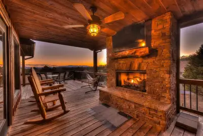 Image de 40% Off•Mountain Views•Hot Tub•Firepit•Game Room•Fishing Pond•10 min>Blue Ridge