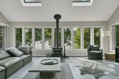 Image de Modern Lakefront | Dock • Hot Tub • Game Room