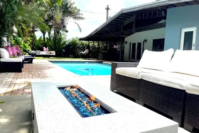 Heated pool, King beds, full outdoor kitchen, gate, blocks from highway exit.