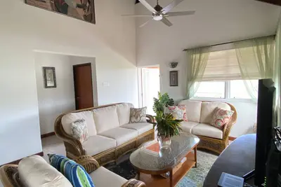 Image de Luxe Island Oasis | King Suite | 3 Bed 2 Bath | Beach | Nightlife