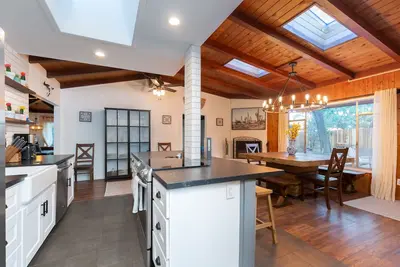 Image de Private Modern Country Farmhouse - 2 Acres