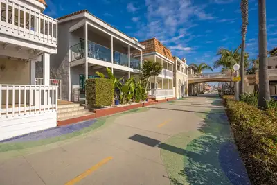 Image de 5 Bedroom duplex with Patio & Balcony walk to Pier