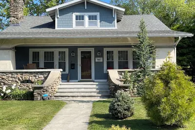 Image de Stylish 1920s Craftsman Bungalow; tastefully appointed.