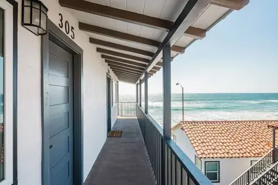 Image de Oceanview Queen Suite Steps from the Sand (304)