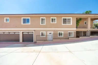 Image de 7 Bedrooms *May House* Gated Close to Chinatown