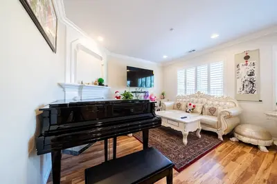 Image de 6 Bedrooms *May House* Gated Close to Chinatown