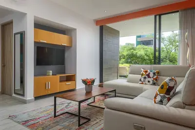 Image de Luxury Condo | 5 min walk to 5th 10 min to Beach | Fiber-Optic Wi-Fi