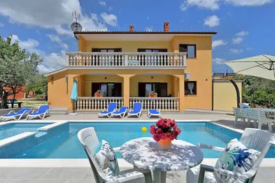Image de Villa avec piscine et solarium