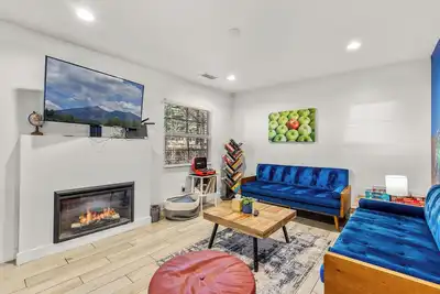 Image de Beaver Street Stone Lodge w/Ac, Fully Fenced Yard, W/D, 3 Smart TVs, Speedy WiFi