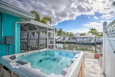 Image de Waterfront Matlacha Home w\/ Hot Tub & Grill!