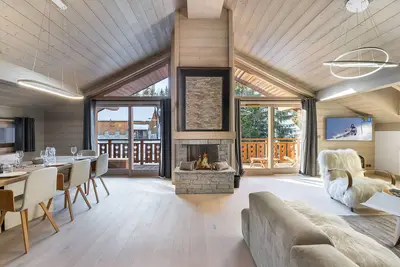 Image de Appartement contemporain avec cheminée, 6 adultes et 3 enfants, proche pistes et commerces