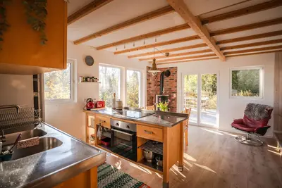 Image de Sunny Swedish cottage surrounded by forest & tranquillity