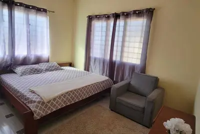 Image de 25 minutes to Winneba Beach! ! A quiet family suite with dining and living area.