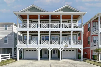 Image de Ocean views, elevator, and rooftop deck. 5br/4ba duplex in Kure Beach