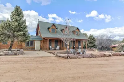 Image de Gorgeous Cabin w\/direct trail access for hiking & off roading!