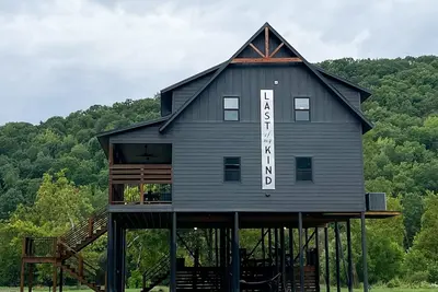Image de Last of My Kind—New modern cabin on the Caddo River and 30 min from Camp Ozark!