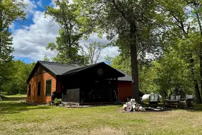 Image de Cozy 2 bedroom cabin with fireplace, lake views, steps to sand bottom swimming