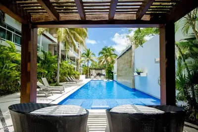 Image de Great Location | Large Balcony | Salt Water Pool | Easy Walk to Beach & 5th Ave