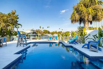Image de 5 Bedroom Waterfront/heated pool home Btr# 1978