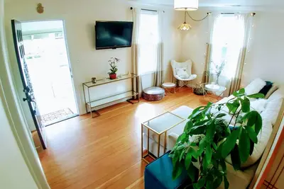 Cottage in Downtown Napa w/private Guest Studio. 3 Queen Beds.