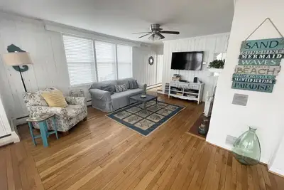Image de Private North End Beach House-1 Block From Ocean!