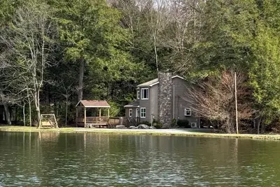 Image de Whispering Creek Lodge - Water views from every window