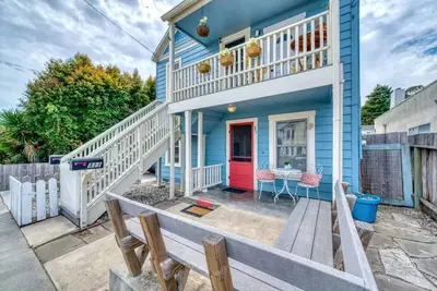Image de Renovated cozy beach home just steps away from the beach!