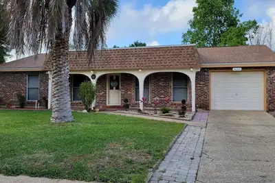 Image de Escape to Your Perfect Pensacola Retreat – Cozy, Spacious & Packed with Charm!