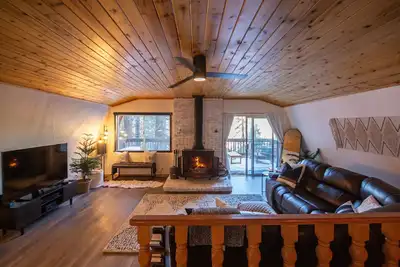 Image de Nearby Hikes, Modern, Rustic, Mountain Views, AppleTV