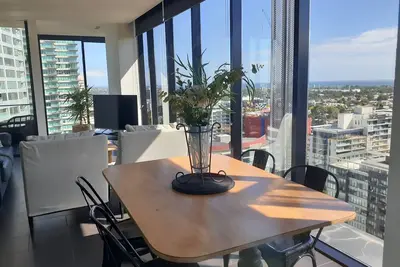 Image de Top Floor Stunning Views!