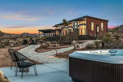 Image de 🌵 Sagebrush Bungalow - Modern Retreat w\/Hot Tub, Fire Pit and Bbq! 🌵