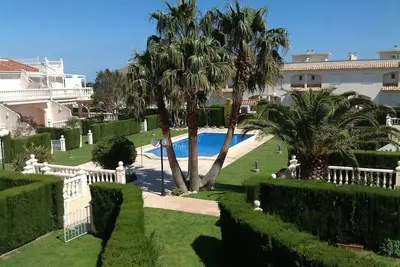 Image de Maison dans une petite résidence proche de la plage, avec piscine