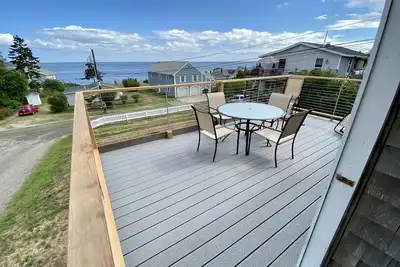 Image de Recently updated cottage featuring beautiful easterly views of Casco Bay