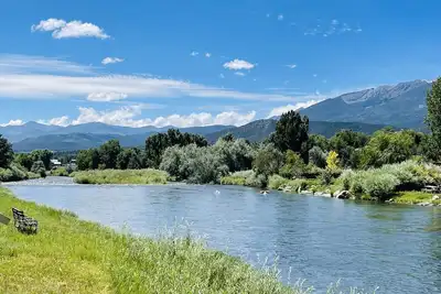 Image de Secluded Riverfront Retreat w\/hot tub & private river access