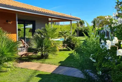 Image de Maison bois avec piscine, beau jardin clos, dans le village recherché de La Hume