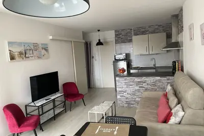 Image de Appartement lumineux avec vue imprenable sur le port! A 5 min Ă pied de la plage