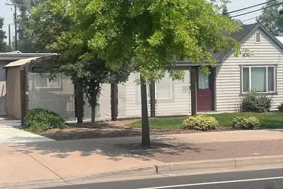 Image de Cute Bungalow w/ garage Downtown Redmond - 4 guests