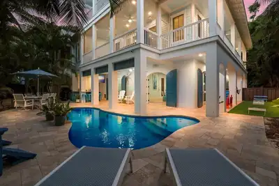 Image de Banyan Beach: Steps to Beach, Pool, Game Room, Putting Green by Anna Maria Life Vacation Rentals