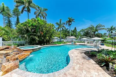 Image de Crooked Coconut: Resort Pool & Spa, Dock, Kayaks