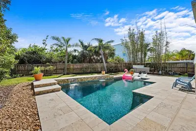 Image de King Suite, Hot Tub, Pool, Bbq Grill, Bikes, Patio, Ev Charger, 600 ft 2 Beach!