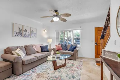 Image de Beachside Duplex! Steps from Shoreline & Flagler, w/ Private Deck & Free parking
