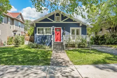 Image de Downtown craftsman home with hot tub. 3 blocks from restaurants, shops and bars.
