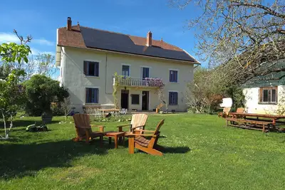 Image de Maison grande capacité avec piscine pour se ressourcer en pleine Nature à Cerin