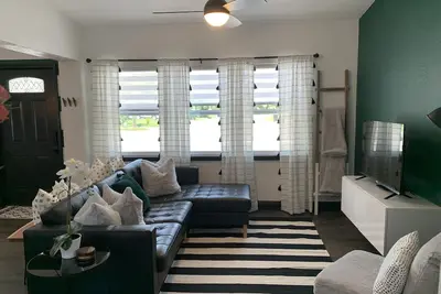 Image de Ultra-cute, newly renovated modern 2/1 home