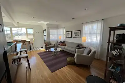 Image de 2bdrm Penthouse W/Sun Drenched Deck