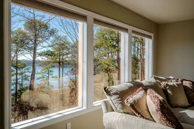 Image de Gorgeous Lake Views, 2 living areas, large porch, Central Location
