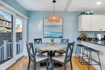 Image de West End, large patio, parking, walk to Commercial St