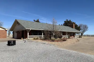 Image de Relaxing, open space farm stay with cattle, downstairs den, fireplace, pooltable