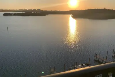 Image de Beautiful Top Floor View, 5 minute walk to Turtle Beach