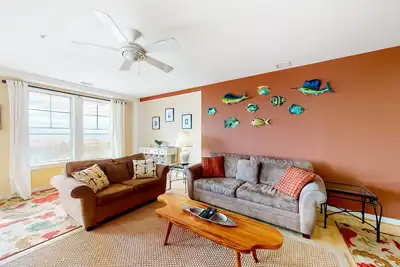 Image de Gorgeous bay-view condo with grills, pool, gym & balcony